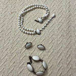Vintage White Bead choker Necklace, clip on earrings and bracelet set